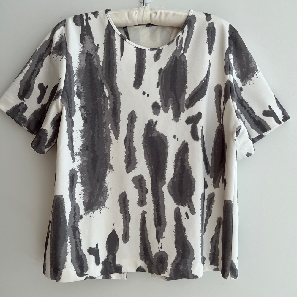 NU7 Asymmetric Back Zip Short Sleeve Boxy Top Back Slit Neutral Abstract Unique